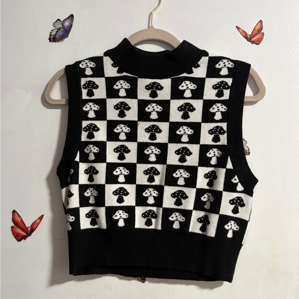 Forever 21 Black and White Checkered Mushroom Crop Top